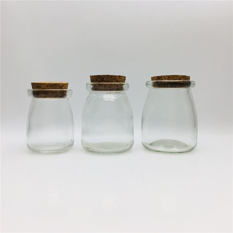 China manufacturer 100ml 150ml 200ml cute glass yogurt bottle with airtight wooden cork and spoon