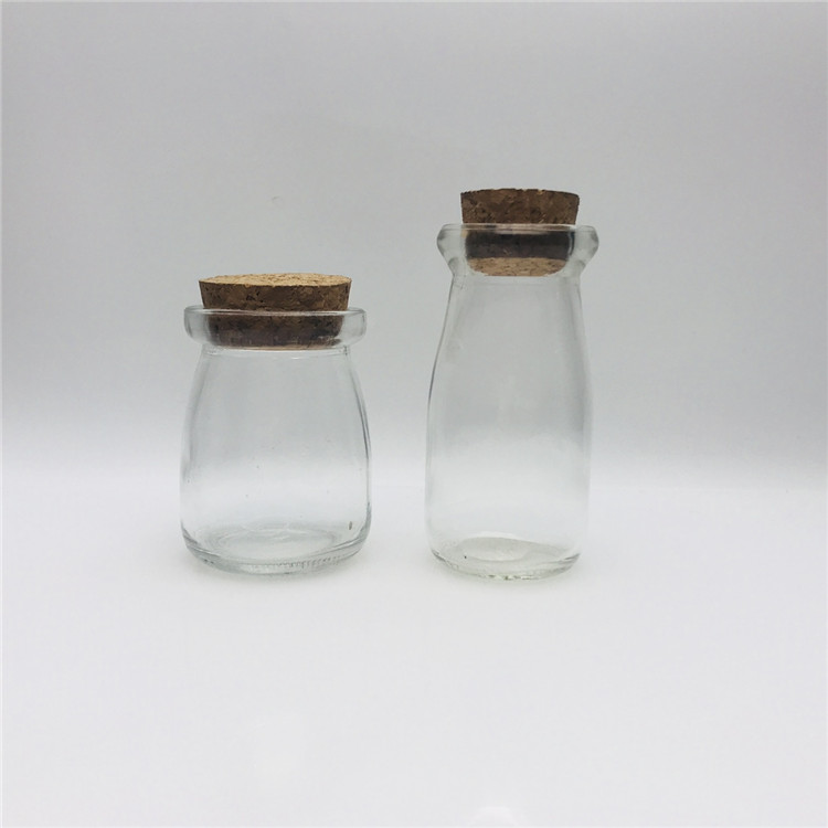 China manufacturer 100ml 150ml 200ml cute glass yogurt bottle with airtight wooden cork and spoon