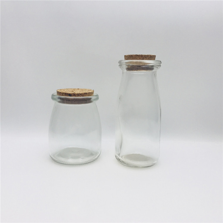 China manufacturer 100ml 150ml 200ml cute glass yogurt bottle with airtight wooden cork and spoon