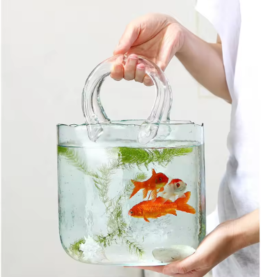 Discovering freshness and fun: a glass fish tank in the shape of a handbag