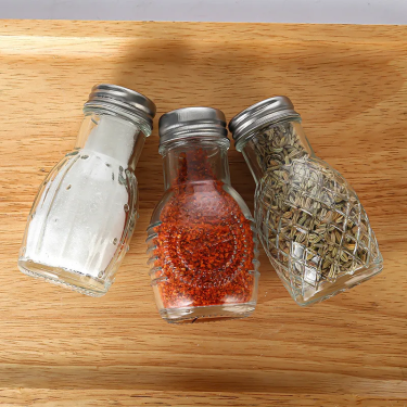 Wholesale Kitchen Seasoning Storage Embossing Glass Container 100ml Glass Shaker Bottles